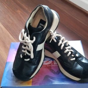 l.e.i. Sneakers, black & cream, size 6.5